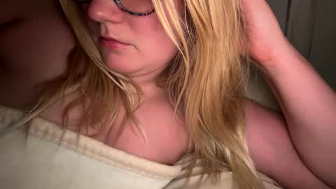 Snapshot of x_dreamgirl_x chatting on 10.19.25 Mariah  online show from 10.19.25