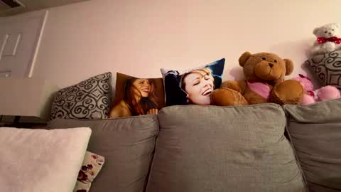 Snapshot of x_dreamgirl_x chatting on 10.21.25 Mariah  online show from 10.21.25