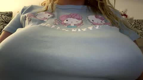 Snapshot of x_dreamgirl_x chatting on 10.23.25 Mariah  online show from 10.23.25