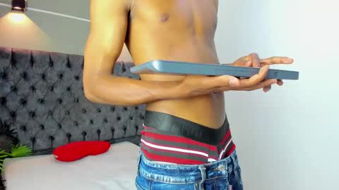 Snapshot of xavi_lee chatting on 10.18.25 XAVI online show from 10.18.25