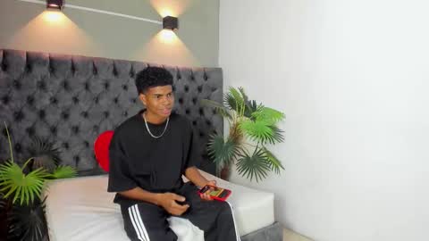 Snapshot of xavi_lee chatting on 10.22.25 XAVI online show from 10.22.25