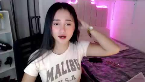 Snapshot of xhena_blossom chatting on 10.20.25 xhena online show from 10.20.25