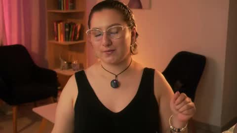 Snapshot of ximenna_cruz_ chatting on 05.10.26 Xime Independent Artist online show from 05.10.26