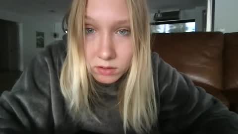 Snapshot of xmckennalynn chatting on 11.17.25 xmckennalynn online show from 11.17.25