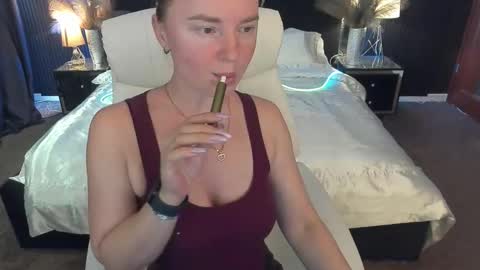 Snapshot of xo_monica chatting on 10.25.25 Monica online show from 10.25.25