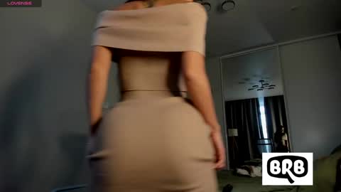 Snapshot of xxx_leila chatting on 10.21.25 xxx_leila online show from 10.21.25