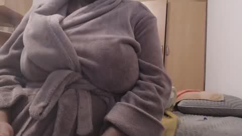 Snapshot of xxxbustybabe27x chatting on 02.19.25 Ayanda online show from 02.19.25