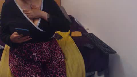 Snapshot of xxxbustybabe27x chatting on 10.31.25 Ayanda online show from 10.31.25