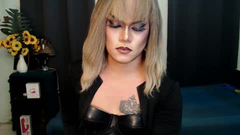 Snapshot of xyournightmarequeenx chatting on 01.07.25 QueenMarina online show from 01.07.25