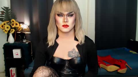 Snapshot of xyournightmarequeenx chatting on 01.11.25 QueenMarina online show from 01.11.25