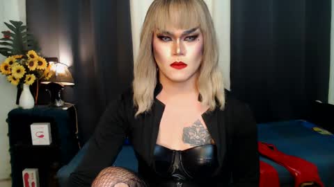 Snapshot of xyournightmarequeenx chatting on 01.11.25 QueenMarina online show from 01.11.25