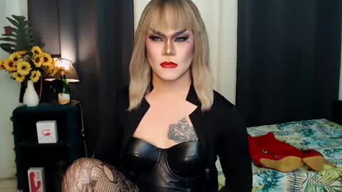 Snapshot of xyournightmarequeenx chatting on 01.15.25 QueenMarina online show from 01.15.25