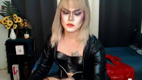 Snapshot of xyournightmarequeenx chatting on 02.01.25 QueenMarina online show from 02.01.25