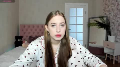 Snapshot of y0ung_lina18 chatting on 09.19.25 Lina online show from 09.19.25