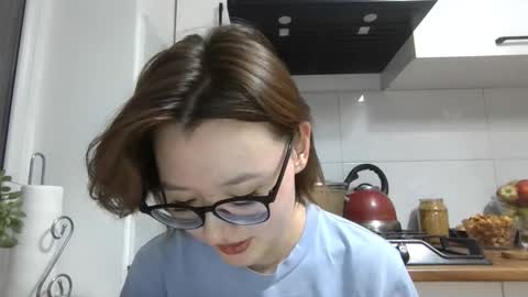 Snapshot of yanverfaille chatting on 10.12.25 Lily online show from 10.12.25