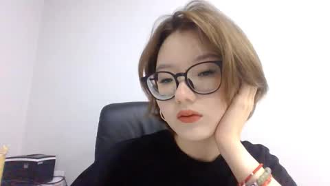 Snapshot of yanverfaille chatting on 10.20.25 Lily online show from 10.20.25