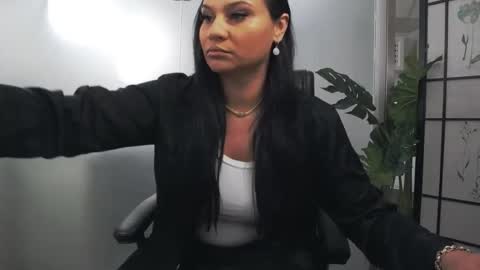 Snapshot of yaraxcox chatting on 06.17.26 Yara online show from 06.17.26