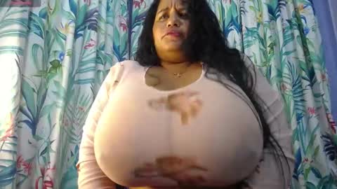 Snapshot of yasmin_bigtits chatting on 12.25.24 Yasmin online show from 12.25.24