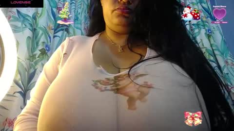 Snapshot of yasmin_bigtits chatting on 12.28.24 Yasmin online show from 12.28.24