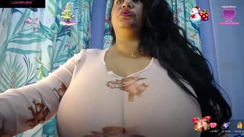Snapshot of yasmin_bigtits chatting on 12.31.24 Yasmin online show from 12.31.24