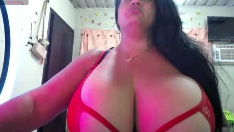 Snapshot of yasmin_bigtits chatting on 03.06.25 Yasmin online show from 03.06.25
