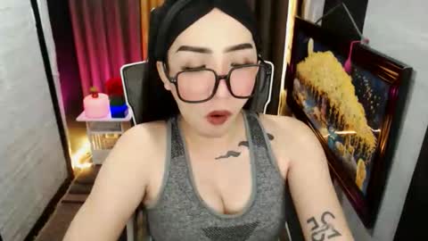 Snapshot of yassiered chatting on 09.21.25 yassiered online show from 09.21.25