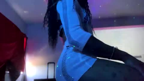 Ella Ts online show from 10.05.25