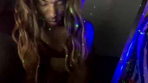 Ella Ts online show from 10.18.25