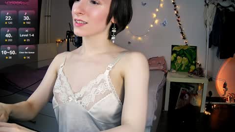 Snapshot of yellow_songbird chatting on 02.07.25 Liya online show from 02.07.25