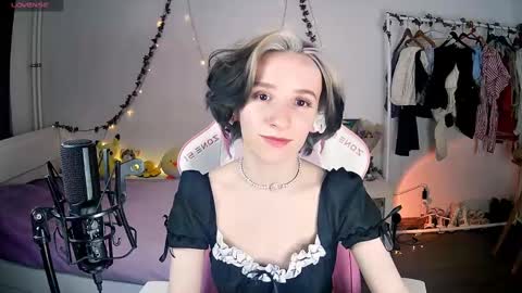 Snapshot of yellow_songbird chatting on 03.02.25 Liya online show from 03.02.25