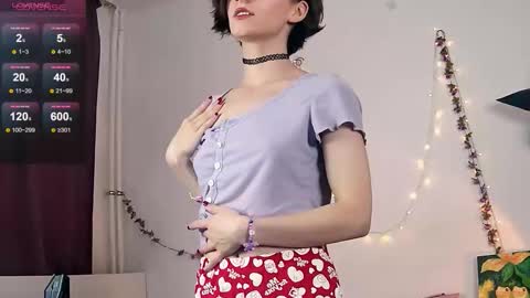 Snapshot of yellow_songbird chatting on 10.08.25 Liya online show from 10.08.25