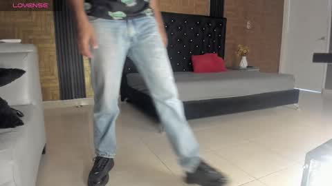 Snapshot of yeps_pluss chatting on 10.19.25 M O R E N O online show from 10.19.25