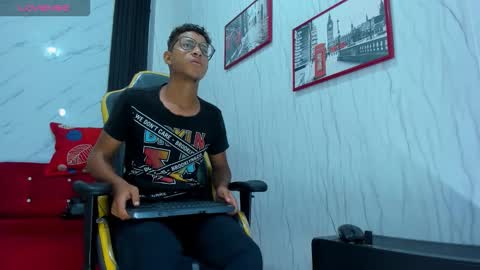 Snapshot of yeps_pluss chatting on 10.22.25 M O R E N O online show from 10.22.25