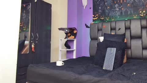 Snapshot of yerk_drom chatting on 10.24.25 yerk_drom online show from 10.24.25