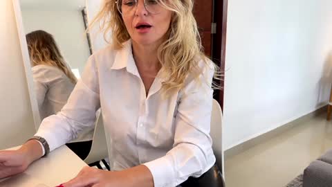 Snapshot of yes_mommy_zlata chatting on 12.04.24 Zlata online show from 12.04.24