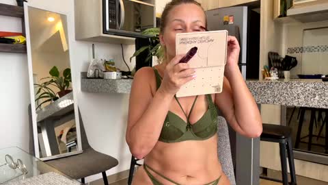 Snapshot of yes_mommy_zlata chatting on 01.09.25 Zlata online show from 01.09.25