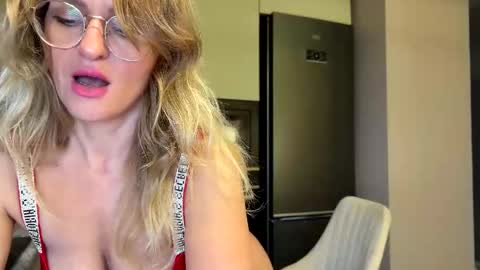 Snapshot of yes_mommy_zlata chatting on 09.25.25 Zlata online show from 09.25.25