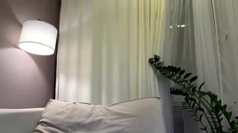 Snapshot of yes_mommy_zlata chatting on 10.05.25 Zlata online show from 10.05.25