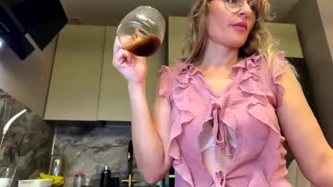 Snapshot of yes_mommy_zlata chatting on 10.07.25 Zlata online show from 10.07.25