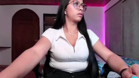 yesie_hot2 online show from 02.24.25