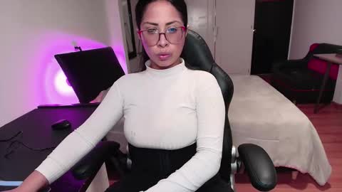 yesie_hot2 online show from 09.25.25