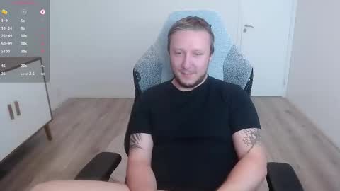 Snapshot of yhdxhy chatting on 10.08.25 James online show from 10.08.25