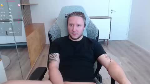 Snapshot of yhdxhy chatting on 11.17.25 James online show from 11.17.25