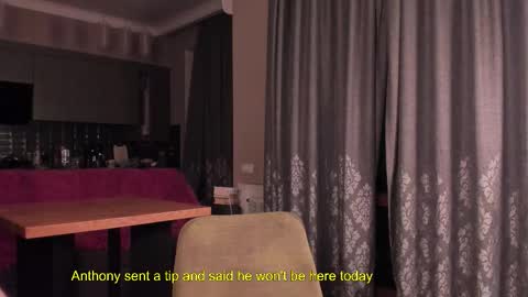 Snapshot of yoga_pizza_420 chatting on 10.19.25 Max online show from 10.19.25