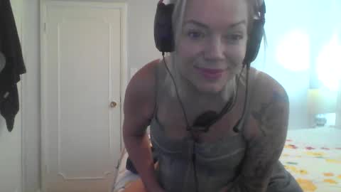 Snapshot of yogimilflover chatting on 09.28.25 Yogiblondebangme online show from 09.28.25