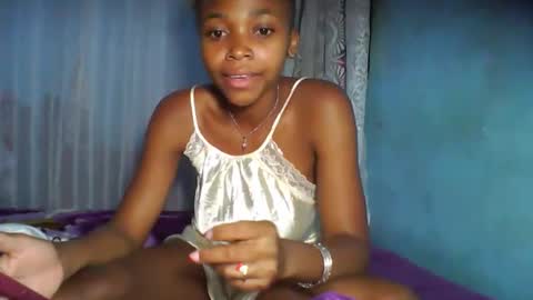 Snapshot of yolandrina90 chatting on 09.29.25 yolandrina90 online show from 09.29.25