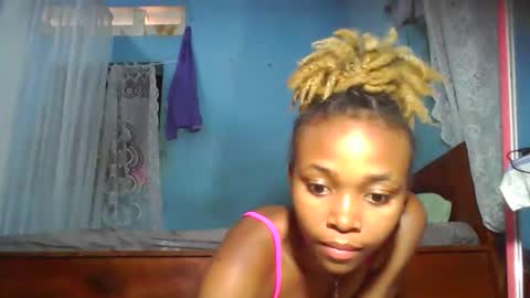 Snapshot of yolandrina90 chatting on 09.30.25 yolandrina90 online show from 09.30.25