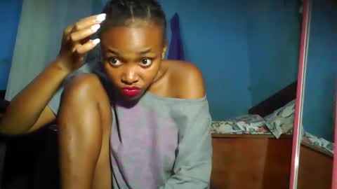 Snapshot of yolandrina90 chatting on 10.16.25 yolandrina90 online show from 10.16.25