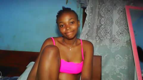 Snapshot of yolandrina90 chatting on 10.27.25 yolandrina90 online show from 10.27.25