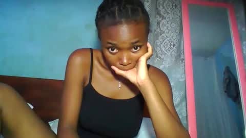 Snapshot of yolandrina90 chatting on 10.28.25 yolandrina90 online show from 10.28.25